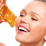 Cleansing your face with honey at home