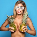 девушка с ананасами на груди