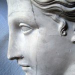 Скульптура с греческим профилем